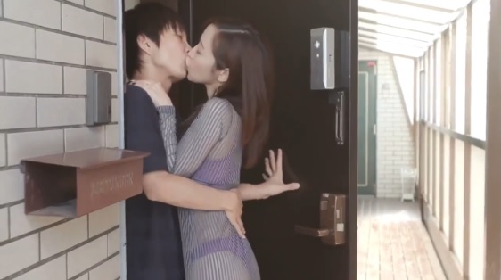 Thỏa mãn dục vọng của cô hàng xóm